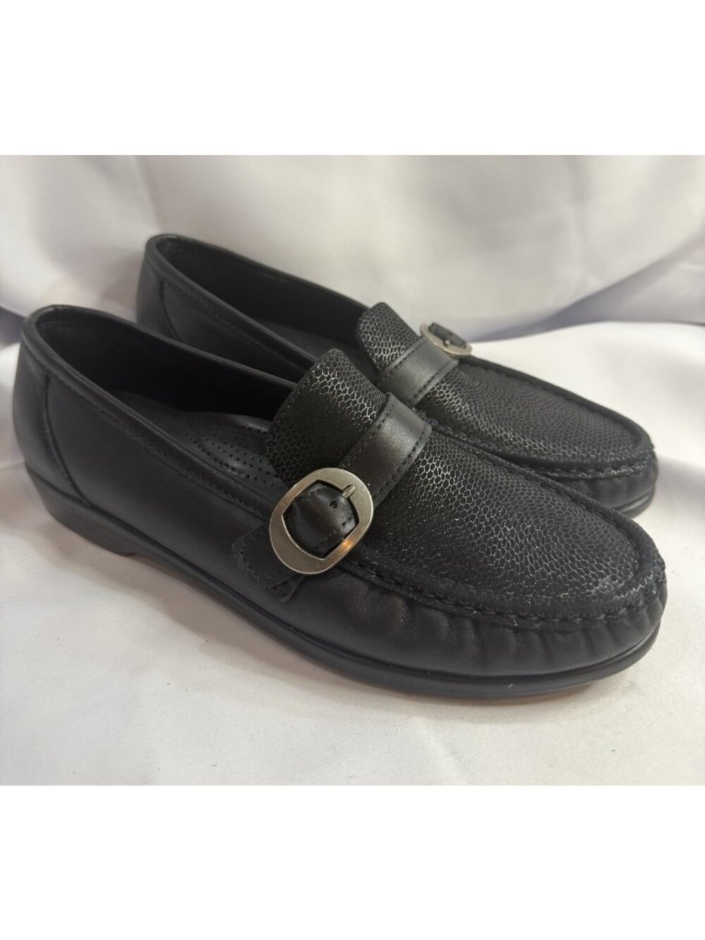 SAS Women’s Size 8.5 M Black Leather Loafer Flats Slip On Shoes FLAW - Read Desc